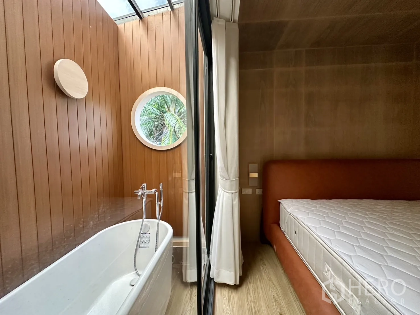 带办公室的家 出租在Phra Khanong, Bangkok - 天窗泡澡角，独立浴缸与卧室以玻璃相隔。