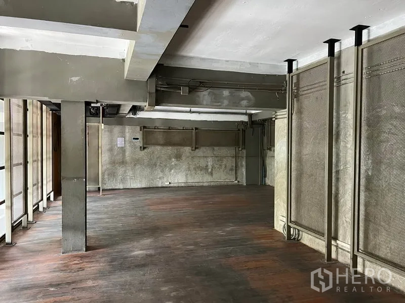 พื้นที่ขายปลีก ให้เช่าในWatthana, Bangkok - พื้นที่เปิดโล่งกว้าง พื้นไม้และผนังคอนกรีต