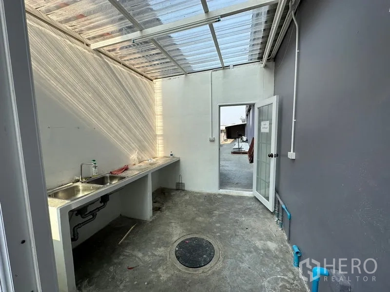 โรงงาน ให้เช่าหรือขายในLam Luk Ka, Pathum Thani - ครัวเปียกภายนอก อ่างล้างจานคู่ หลังคาโปร่งแสง