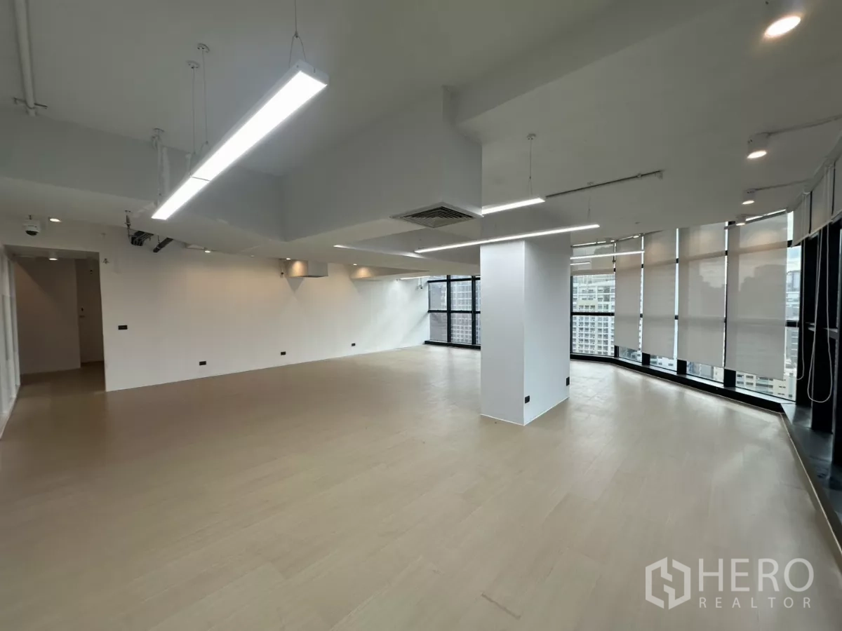 สำนักงาน ให้เช่าในWatthana, Bangkok - ออฟฟิศกว้าง พร้อมมู่ลี่และไฟแขวนแบบเส้น