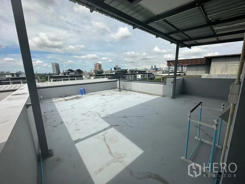 สำนักงานที่บ้าน ให้เช่าในWang Thonglang, Bangkok - ดาดฟ้าโล่งพร้อมกันสาดบางส่วน มองเห็นวิวสกายไลน์