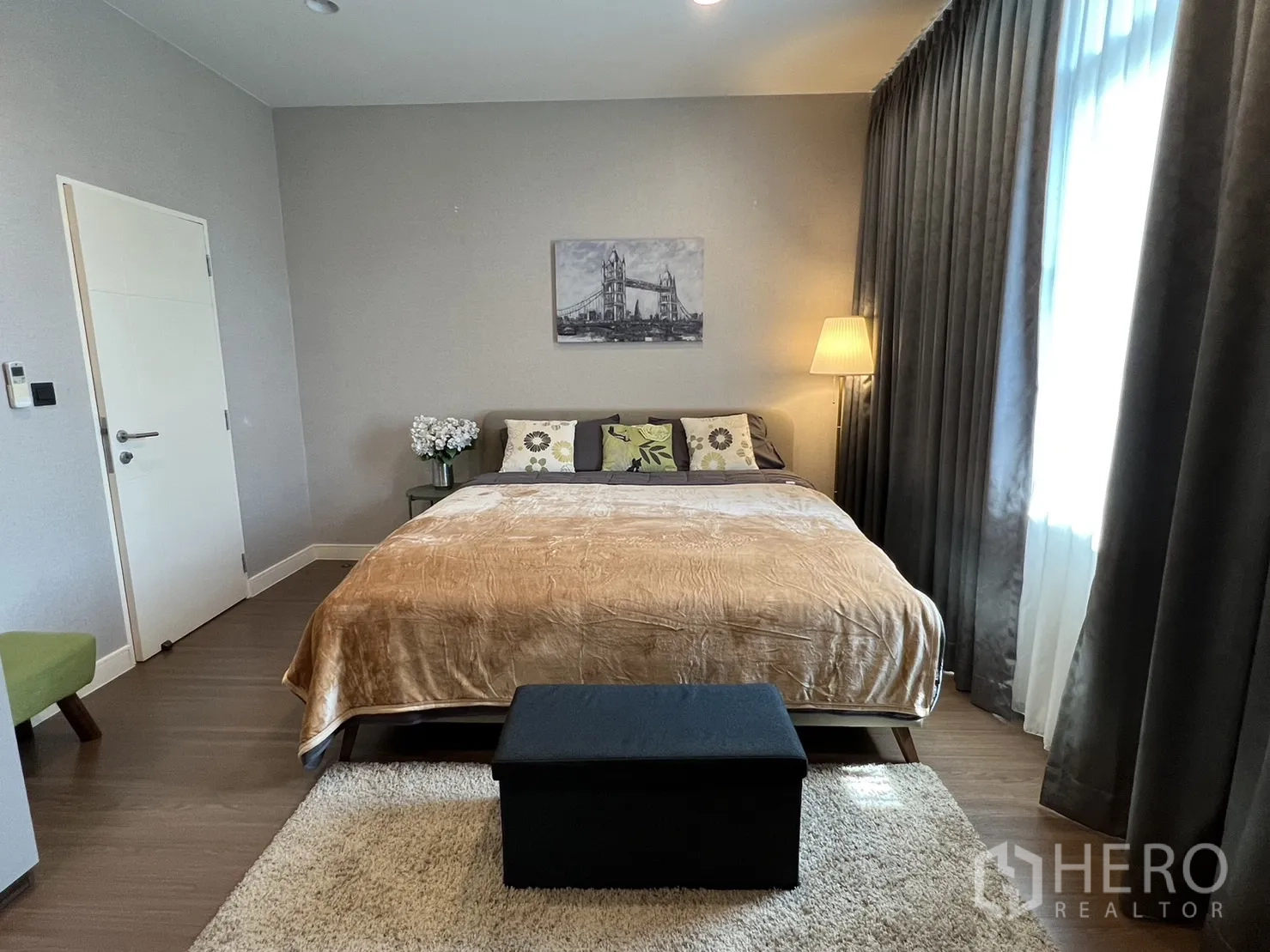 บ้าน ให้เช่าในBang Kapi, Bangkok - ห้องนอนรอง โทนอบอุ่น เตียงคู่ พรม โต๊ะข้าง และไฟสลัว