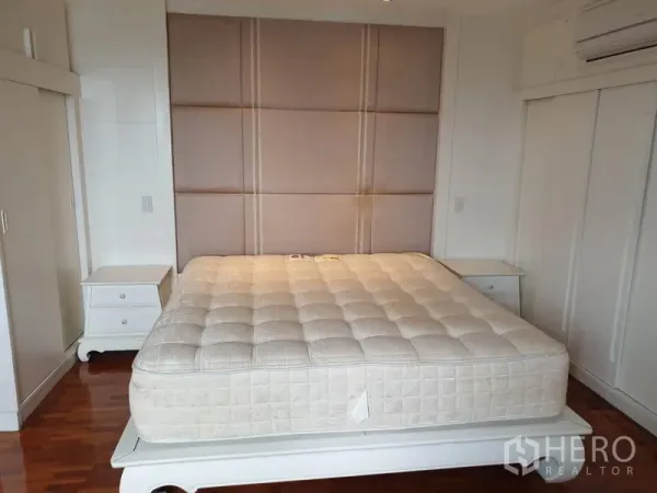 公寓 出租在Khlong Toei, Bangkok - 主卧配软包床头、特大床、内置衣柜与木地板。