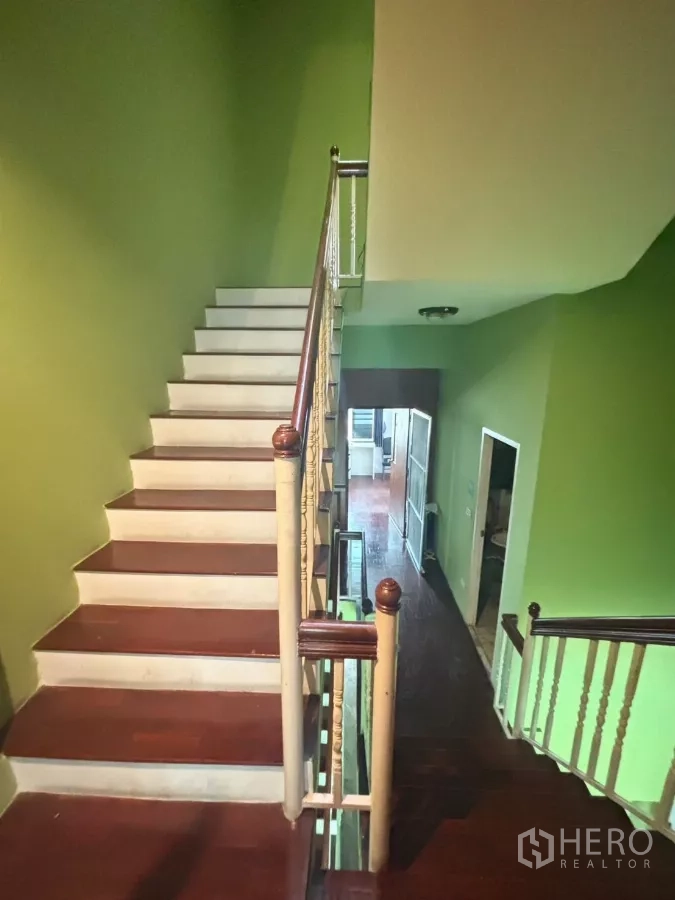 店屋 出租在Watthana, Bangkok - 木质楼梯与走廊连接店屋上层楼面。