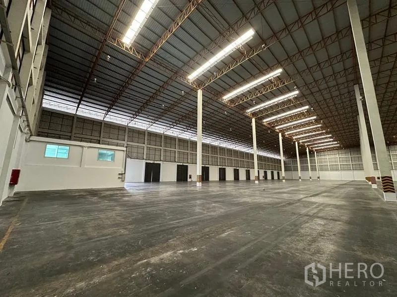 คลังสินค้า ให้เช่าในPhra Nakhon Si Ayutthaya - โกดังเพดานสูง มีเสาเรียงแถวและพื้นคอนกรีตขัดมัน