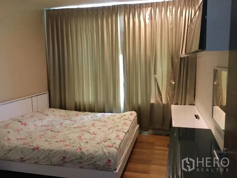 คอนโด ให้เช่าหรือขาย - ห้องนอนที่สองพร้อมเตียง ตู้เก็บของบิวท์อิน และผ้าม่านเต็มบาน