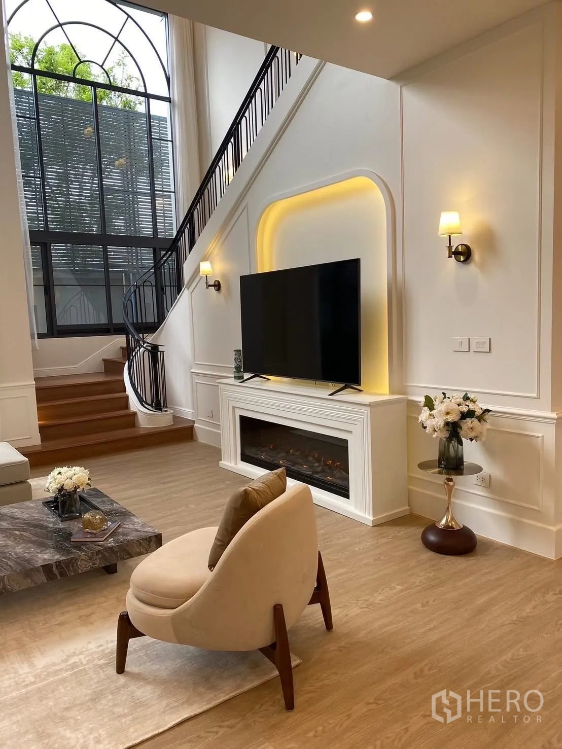 独立式住宅 出租在Bang Kapi, Bangkok - 明亮客厅一角，嵌灯电视墙与壁炉式装饰