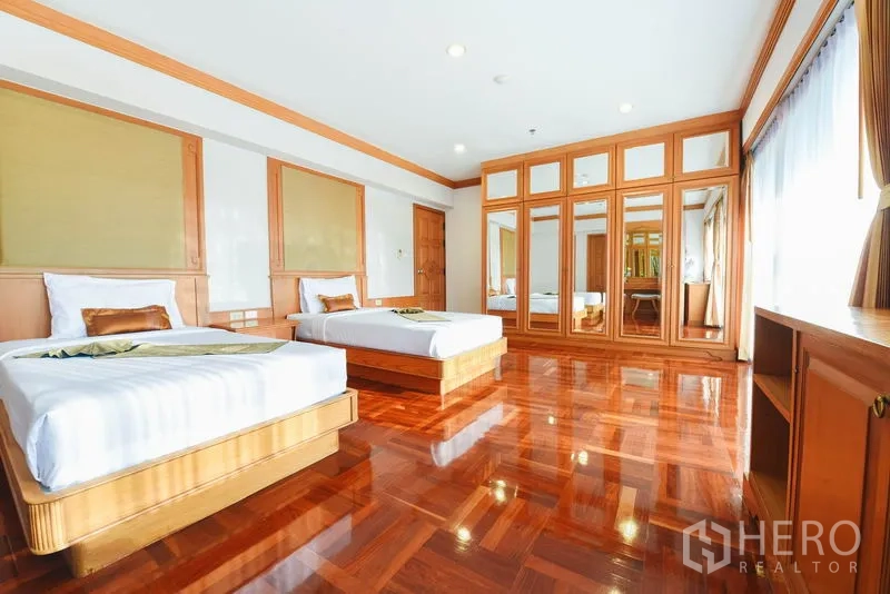 อพาร์ทเมนท์ ให้เช่าในWatthana, Bangkok - ห้องนอนเตียงเดี่ยวสองเตียง ตู้เสื้อผ้าบานกระจก หน้าต่างใหญ่ รับแสงธรรมชาติเต็มที่