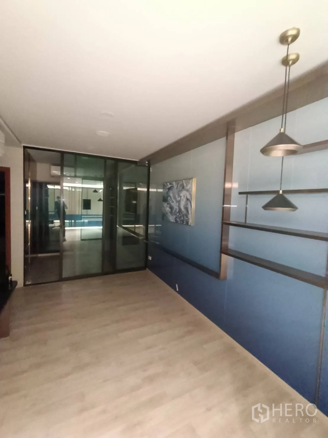 สำนักงานที่บ้าน ให้เช่าหรือขายในPhra Khanong, Bangkok - ห้องทำงานส่วนตัว พื้นไม้ กั้นผนังกระจก โคมแขวน และชั้นบิลท์อิน