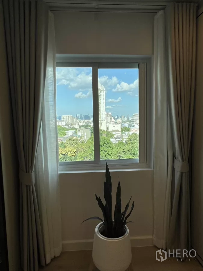 公寓 出售在Yan Nawa, Bangkok - 窗景俯瞰绿意社区与曼谷天际线。