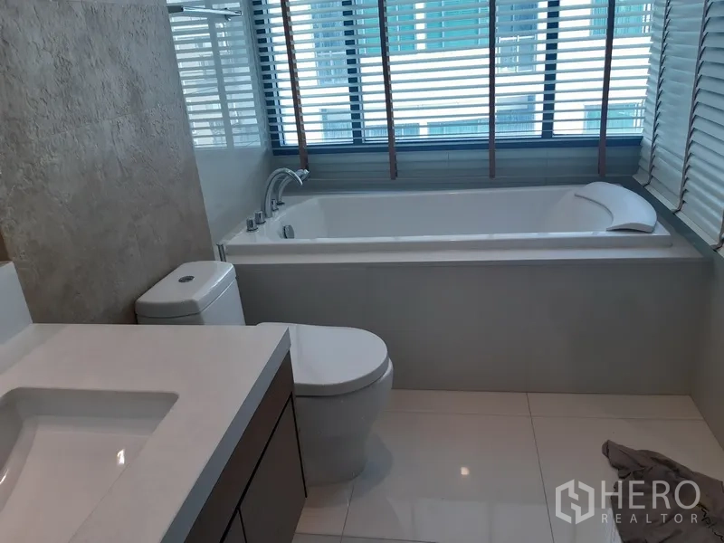 公寓 出租或出售在Khlong Toei, Bangkok - 浴室设临窗泡澡缸、马桶与现代洗手台