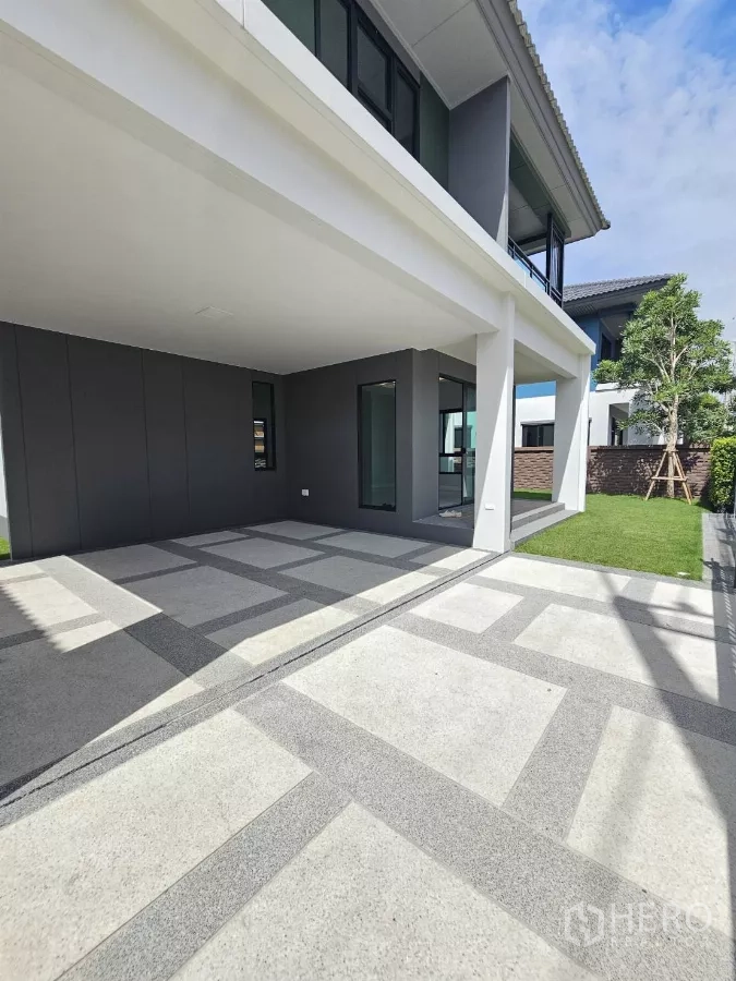 บ้าน ขายในLam Luk Ka, Pathum Thani - ที่จอดรถในร่มสำหรับ 2 คันและลานคอนกรีตลายกราฟิก