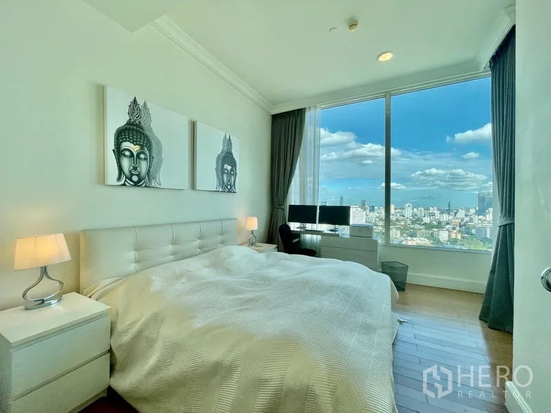 คอนโด ขายในWatthana, Bangkok - ห้องนอนที่สองมีหน้าต่างบานใหญ่ โต๊ะทำงาน และวิวเมืองโล่ง