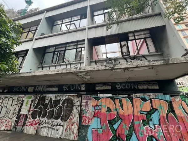 ที่ดิน ให้เช่าในWatthana, Bangkok - อาคารร้างสูงสามชั้น กระจกแตกและกราฟฟิติตามทางเท้า