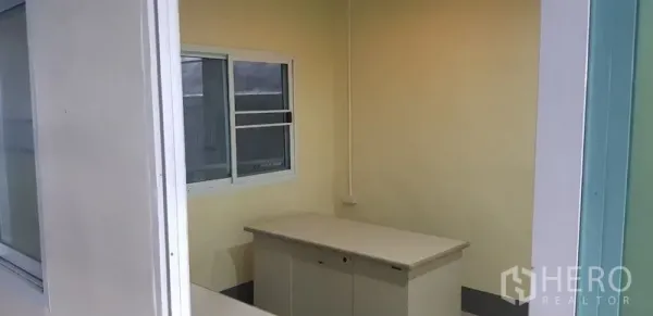 货栈 出租在Bang Phli, Samut Prakan - 紧凑的办公室，带滑窗和办公柜，位于仓库内部。