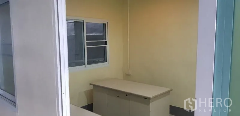 货栈 出租在Bang Phli, Samut Prakan - 紧凑的办公室，带滑窗和办公柜，位于仓库内部。