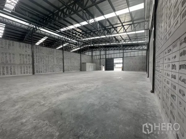 Warehouse for rent in Khlong Toei, Bangkok - Spacious warehouse interior with high steel truss roof, skylights and smooth concrete floor.