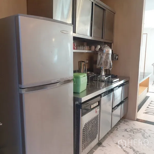 零售空间 出租在Khlong Toei, Bangkok - 不锈钢饮品工作台，配立式冰箱、台下冷柜与储物柜。