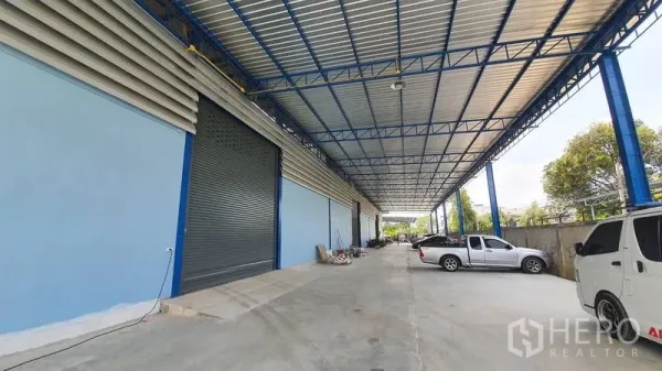 คลังสินค้า ให้เช่าในBang Kruai, Nonthaburi - โซนลานโหลดกว้างมีหลังคา ประตูม้วน และถนนคอนกรีตสำหรับรถบรรทุก