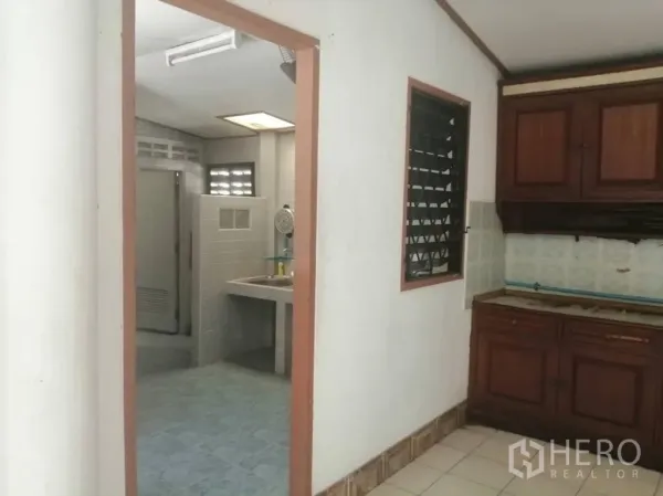 พื้นที่ขายปลีก ให้เช่าในWatthana, Bangkok - โซนครัวเชื่อมเข้าห้องน้ำปูกระเบื้องสีเทา พร้อมช่องลม ระบายอากาศ เหมาะงานบริการ