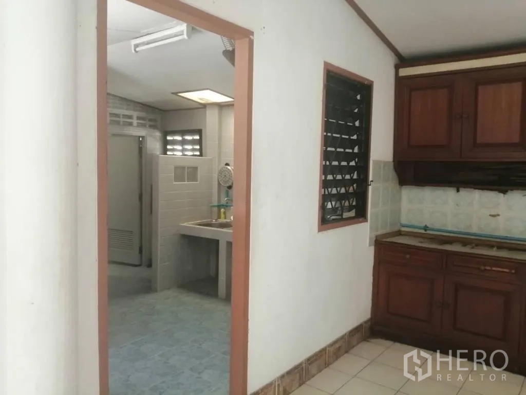 พื้นที่ขายปลีก ให้เช่าในWatthana, Bangkok - โซนครัวเชื่อมเข้าห้องน้ำปูกระเบื้องสีเทา พร้อมช่องลม ระบายอากาศ เหมาะงานบริการ