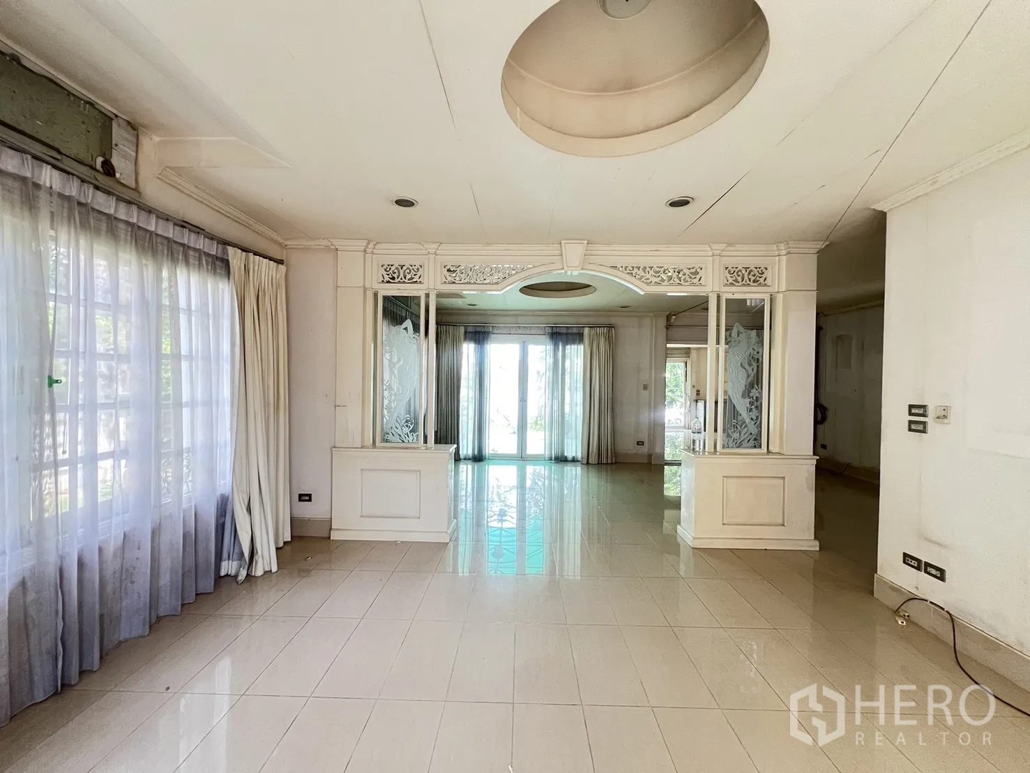 Detached House for sale in Saphan Sung, Bangkok - Living room with wide windows, sheer curtains, and tiled floors.