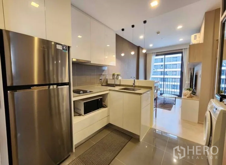 คอนโด ให้เช่าในWatthana, Bangkok - ครัวรูปตัวแอลสีขาว ไฟห้อยสวย ตู้เย็นสแตนเลส และวิวระเบียง