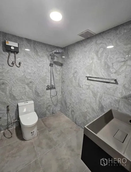 公寓 出租或出售 - 灰色大理石墙面的卫生间，步入式淋浴