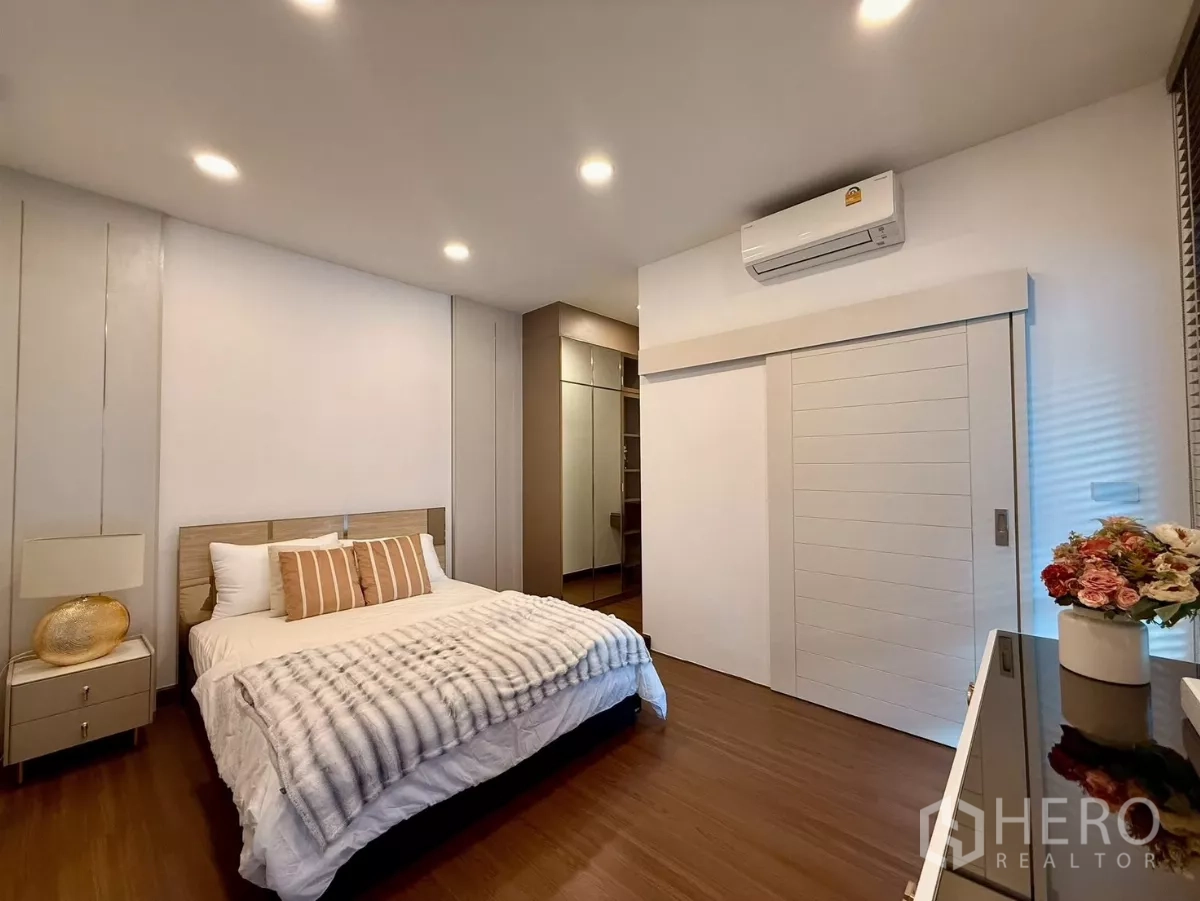 Detached House for rent in Bang Phli, Samut Prakan - Spacious bedroom with sliding door closet, air conditioner and recessed lights.
