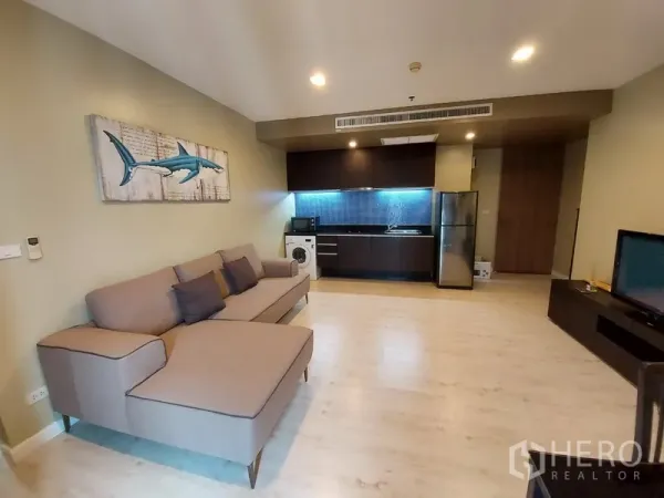 คอนโด ให้เช่าในPhaya Thai, Bangkok - ห้องนั่งเล่นแบบเปิดโล่ง โซฟารูปตัวแอล ครัวบิวท์อิน เครื่องซักผ้าและตู้เย็นสเตนเลส