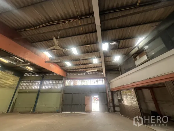 คลังสินค้า ให้เช่าในKhlong Toei, Bangkok - พื้นที่ทางเข้าเพดานสูง มีสกายไลท์ พัดลม และช่องหน้าต่างชั้นลอย