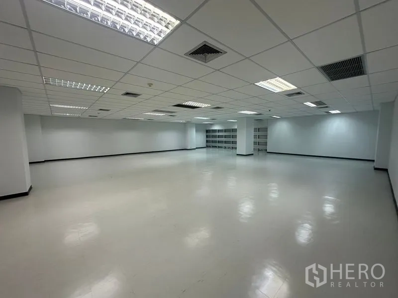 办公空间 出租在Bang Rak, Bangkok - 明亮的180平方米开放式办公室，格栅吊顶、日光灯、空调出风口与亮面地板，位于曼谷邦拉克区。