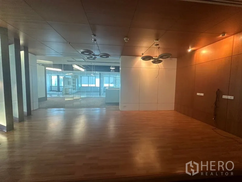 สำนักงาน ให้เช่าในKhlong Toei, Bangkok - ห้องอเนกประสงค์พื้นไม้ ไฟดีไซน์บนเพดาน และผนังตกแต่ง