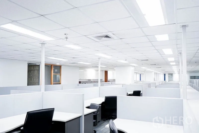Office Space for rent in Watthana, Bangkok - Open-plan office layout with multiple workstations and carpet tiles.