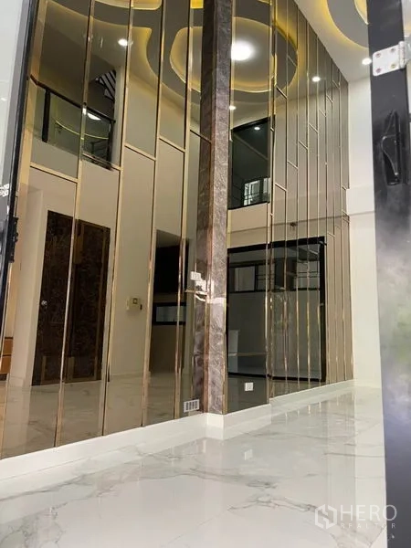 ทาวน์เฮาส์ ให้เช่าหรือขายในYan Nawa, Bangkok - ผนังกั้นตกแต่งกระจกเงาแนวตั้งโทนทอง สร้างจุดเด่นทางเดิน