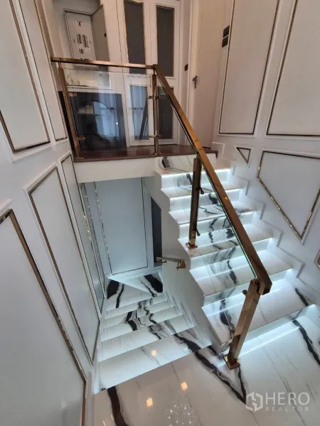 บ้าน ขายในBang Kruai, Nonthaburi - บันไดหินอ่อนราวกระจก มือจับสีทอง ที่ชานพักบันได