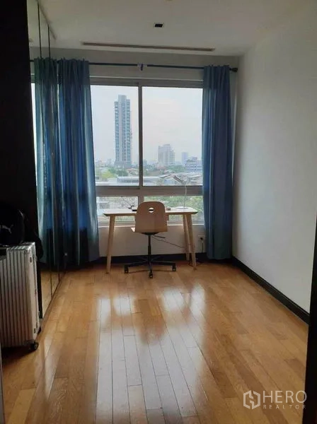 Condominium for rent in Yan Nawa, Bangkok - Compact study nook by a large window with skyline views.