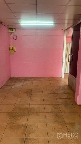 พื้นที่ขายปลีก ให้เช่าในBang Na, Bangkok - ห้องด้านหลังขนาดกะทัดรัด ผนังสีชมพู ฝ้าทีบาร์ พื้นกระเบื้อง และตู้ไฟ เหมาะเก็บของ