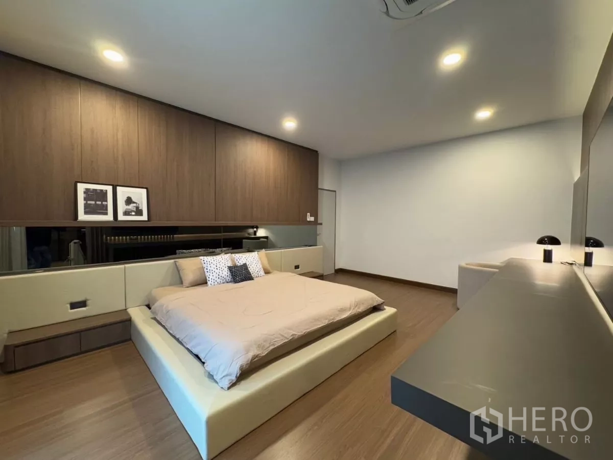 Detached House for rent in Bang Phli, Samut Prakan - Master bedroom with platform bed, wood panel wall and long console