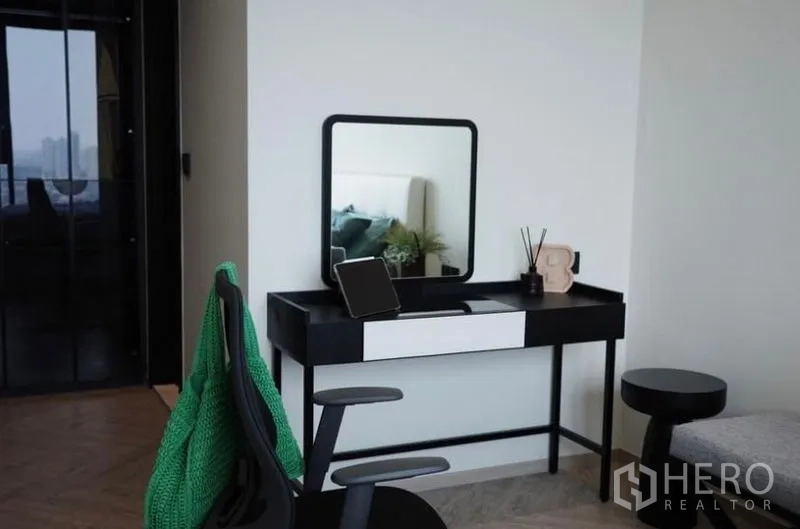 คอนโด ให้เช่า - มุมทำงานโต๊ะสีดำพร้อมเก้าอี้ แสงนุ่มนวล