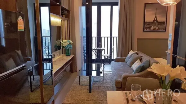 คอนโด ให้เช่าในWatthana, Bangkok - ห้องนั่งเล่นพร้อมชั้นวางทีวี โต๊ะกาแฟกระจก และระเบียงนั่งชมวิวเมือง