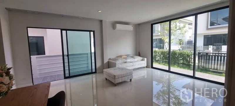 บ้าน ให้เช่าในSaphan Sung, Bangkok - มุมนั่งเล่นมุมห้องที่มีประตูกระจกสองด้านมองเห็นสวน