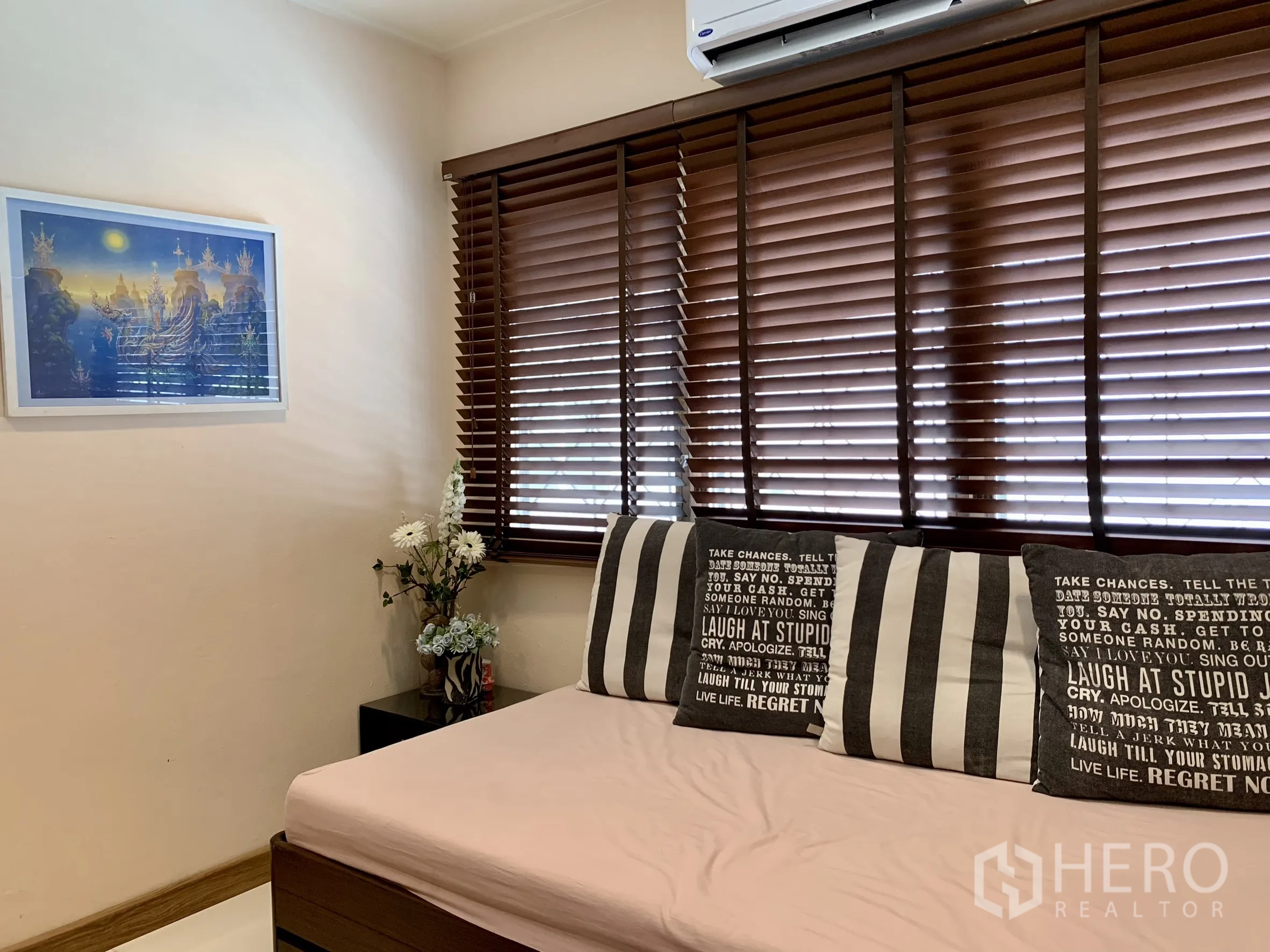 บ้านเดี่ยว for rent in Saphan Sung, Bangkok - ห้องพักผ่อนหรือห้องนอนเล็กพร้อมเตียงเดย์เบด เครื่องปรับอากาศ และมู่ลี่ไม้.