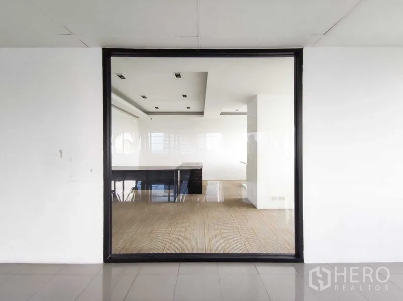 สำนักงาน ให้เช่าในRatchathewi, Bangkok - มองผ่านผนังกระจกบานใหญ่เข้าสู่ห้องผู้บริหาร/ห้องประชุมพร้อมโต๊ะทำงาน