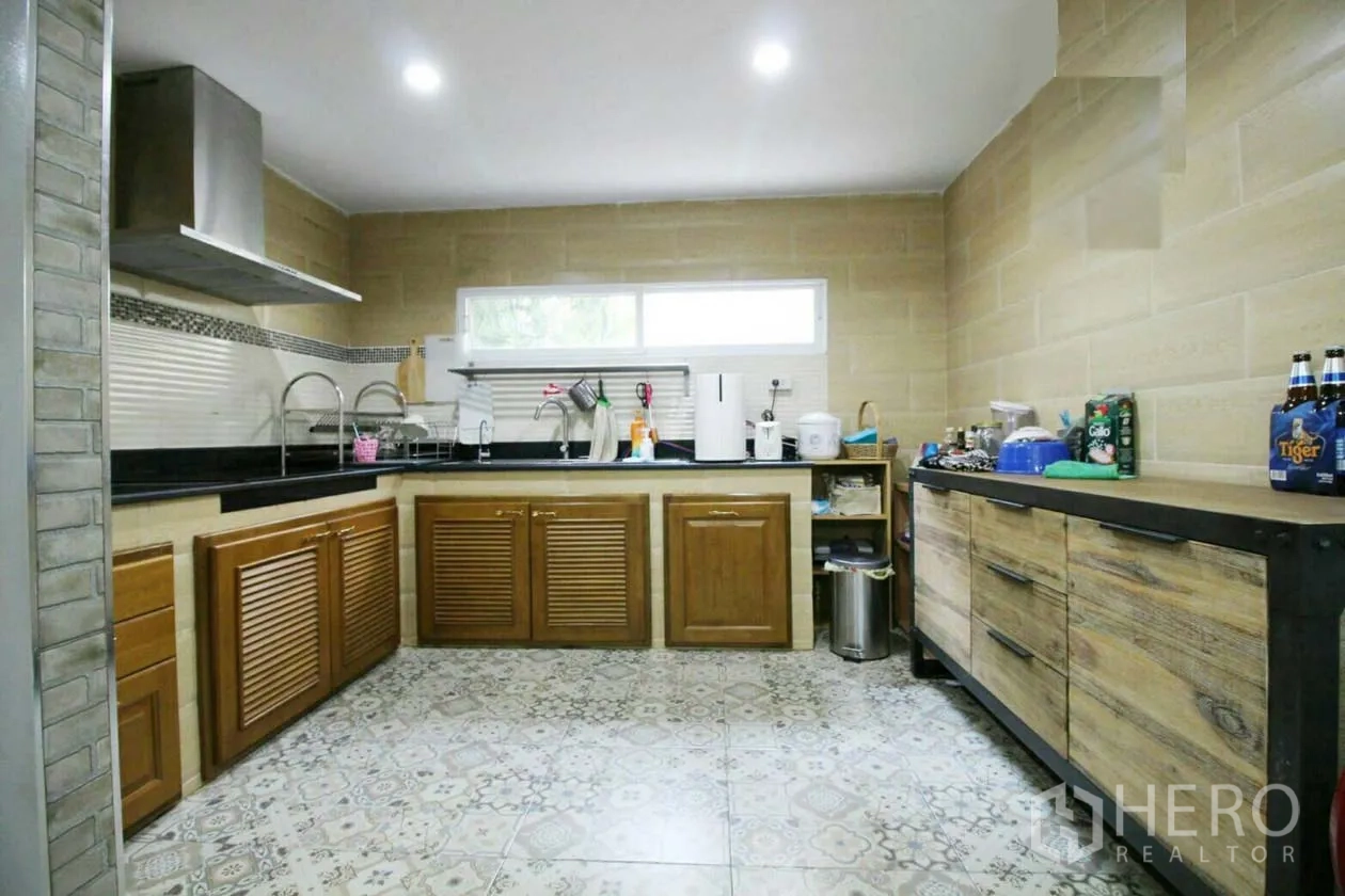 บ้าน ให้เช่าหรือขายในLat Krabang, Bangkok - ครัวรูปตัวแอล ตู้ไม้ พื้นกระเบื้องลายวินเทจ มีหน้าต่างและฮู้ดดูดควันสเตนเลส