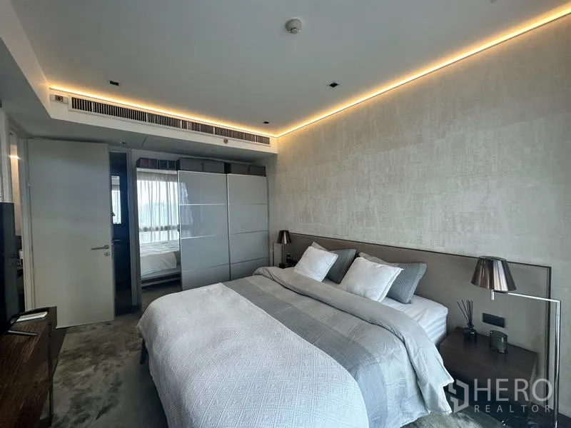 คอนโด ขายในWatthana, Bangkok - ห้องนอนที่สอง มองไปยังตู้เสื้อผ้าและประตูห้องน้ำ พร้อมไฟบิวต์อิน