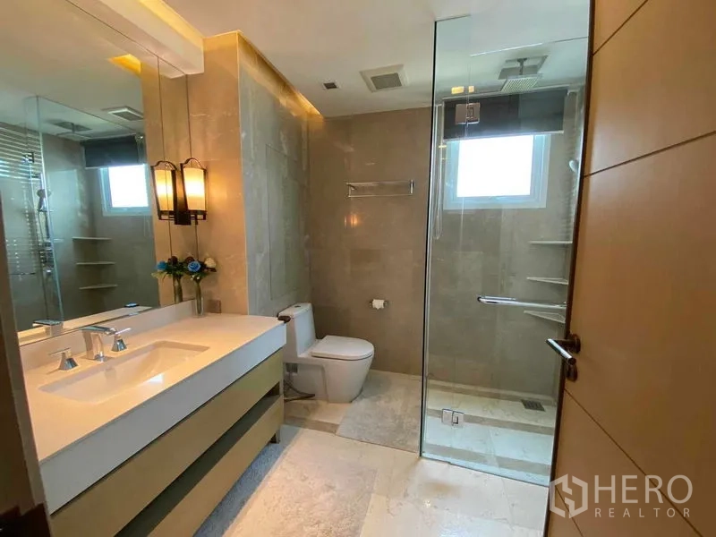 คอนโด ให้เช่าในKhlong Toei, Bangkok - ห้องน้ำโมเดิร์น ฝักบัวกระจก และเคาน์เตอร์ดีไซน์เรียบหรู