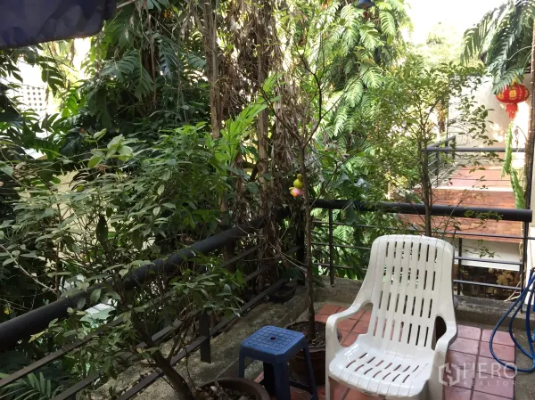 ทาวน์เฮาส์ ให้เช่าในWatthana, Bangkok - ระเบียงชั้นบนรายล้อมด้วยต้นไม้ พร้อมเก้าอี้นั่งพักผ่อน