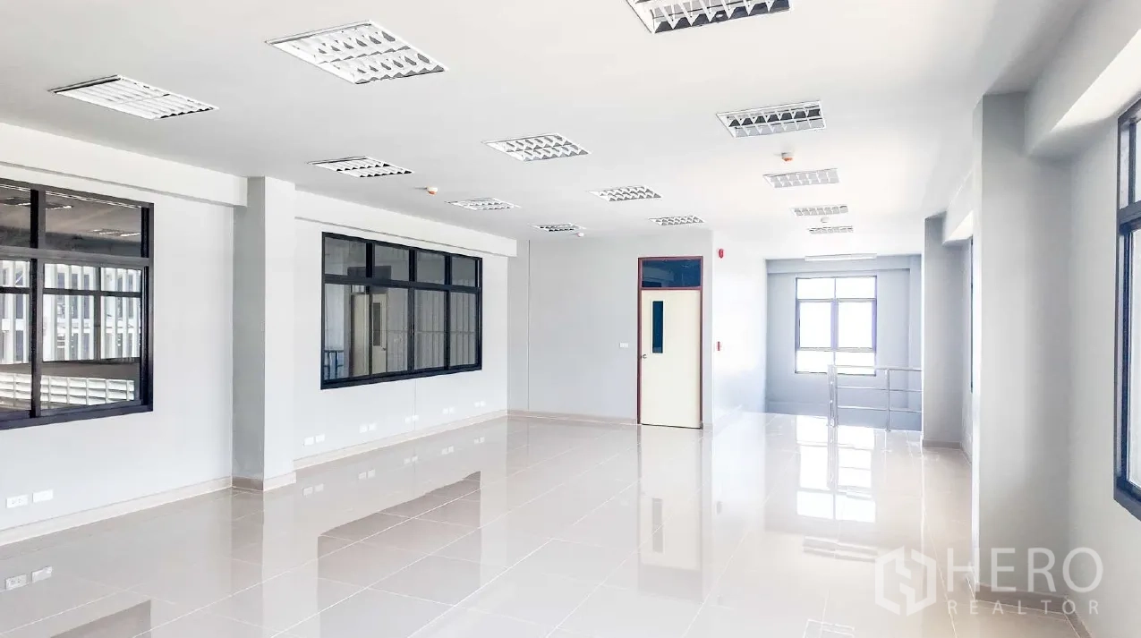 โกดัง for rent in Mueang Chon Buri, Chon Buri - มุมมองสำนักงานอีกด้านมีประตู ทางขึ้นบันได และผนังกระจก