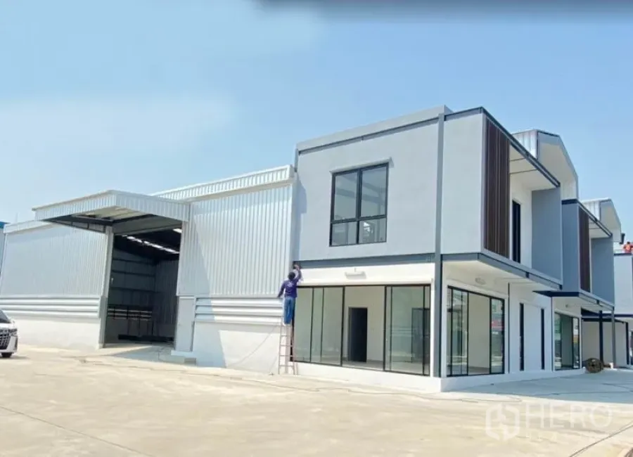 คลังสินค้า ให้เช่าในNonthaburi - โกดังสมัยใหม่พร้อมออฟฟิศกระจก 2 ชั้น มีลานคอนกรีตกว้างและช่องขนถ่ายสินค้า ที่บางใหญ่ นนทบุรี